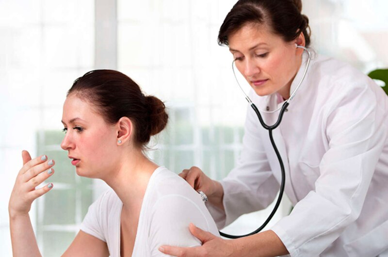 Doctora examinando a una paciente