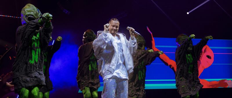 Maluma cantando en concierto