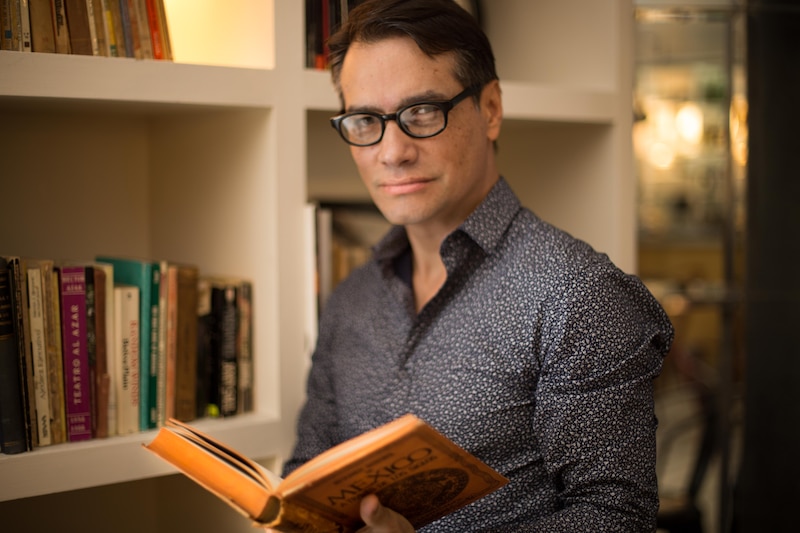 Retrato de un hombre leyendo un libro