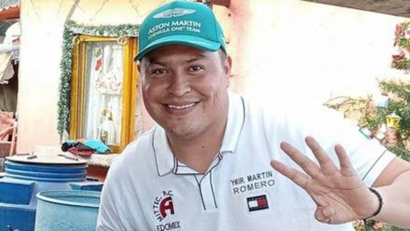 El actor mexicano Yair Romero saluda a sus fans