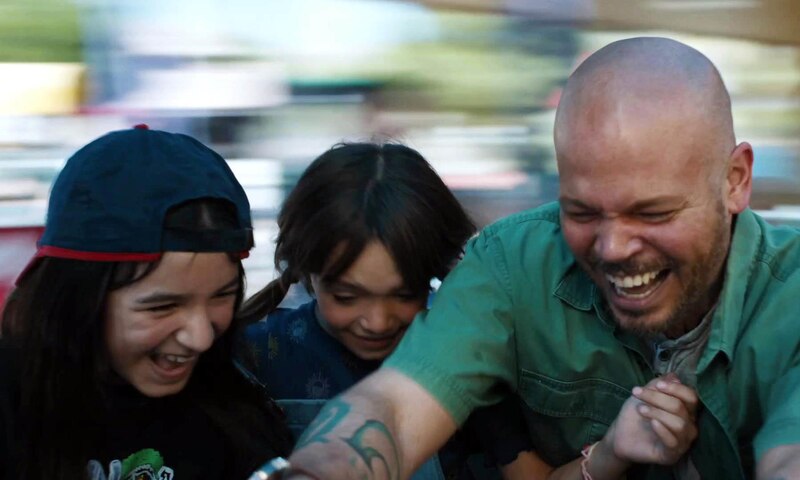 Familia divirtiéndose en un parque de atracciones