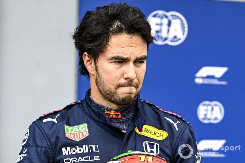 Sergio Pérez, piloto mexicano de Fórmula 1, muestra su descontento tras el Gran Premio de Mónaco.
