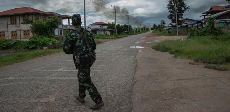 Soldado solitario camina por una calle en Myanmar