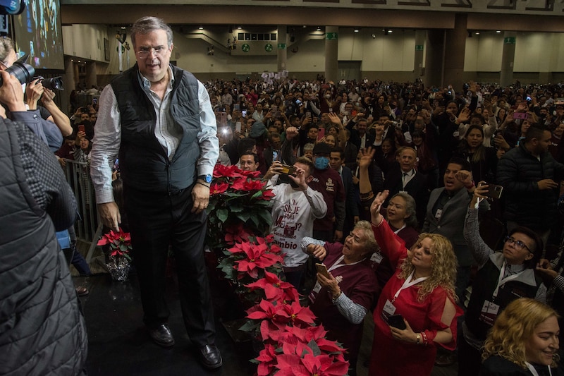 El precandidato presidencial Marcelo Ebrard en un evento masivo en la Ciudad de México