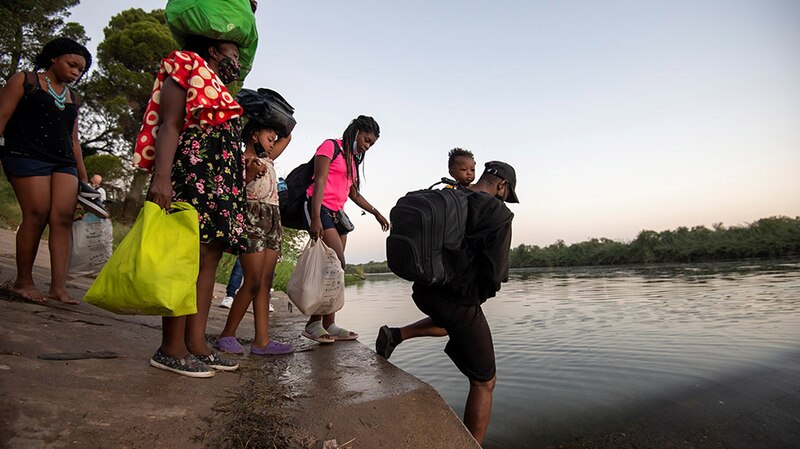 Migrantes cruzan el río Grande