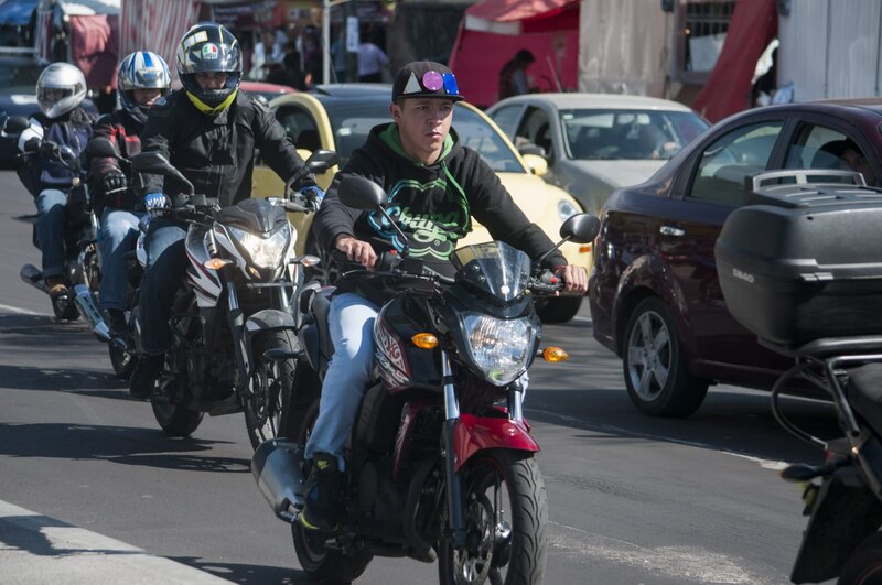 Jóvenes en motocicletas