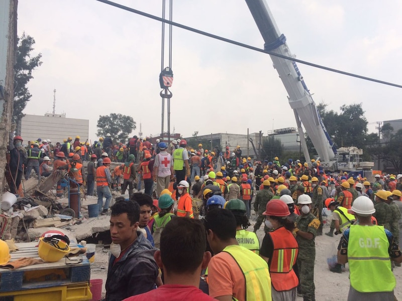Rescate de personas atrapadas tras el derrumbe de un edificio en la Ciudad de México