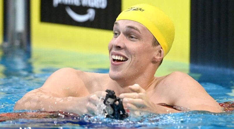 El nadador estadounidense Caeleb Dressel celebra su victoria en los 100 metros mariposa en el Campeonato Mundial de Natación de 2017.