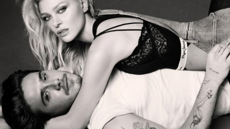 Pareja de modelos en ropa interior
