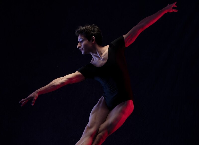 Bailarín de ballet realizando una piroutte