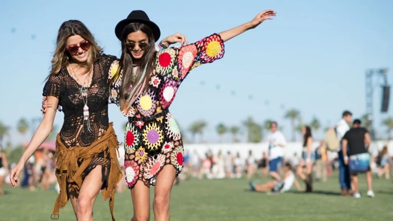 ¡Moda Coachella! Dos amigas lucen sus mejores galas para el festival.