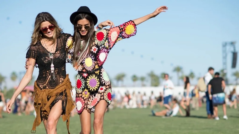 ¡Moda Coachella! Dos amigas lucen sus mejores galas para el festival.