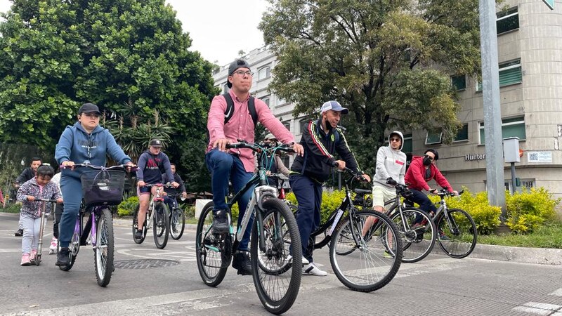 Un grupo de ciclistas urbanos se desplaza por una calle de la ciudad.