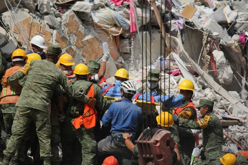 Rescatistas buscan sobrevivientes entre los escombros de un edificio colapsado