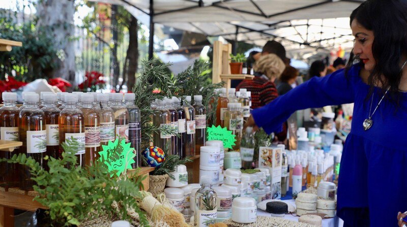 Una mujer mirando los productos en un mercado local