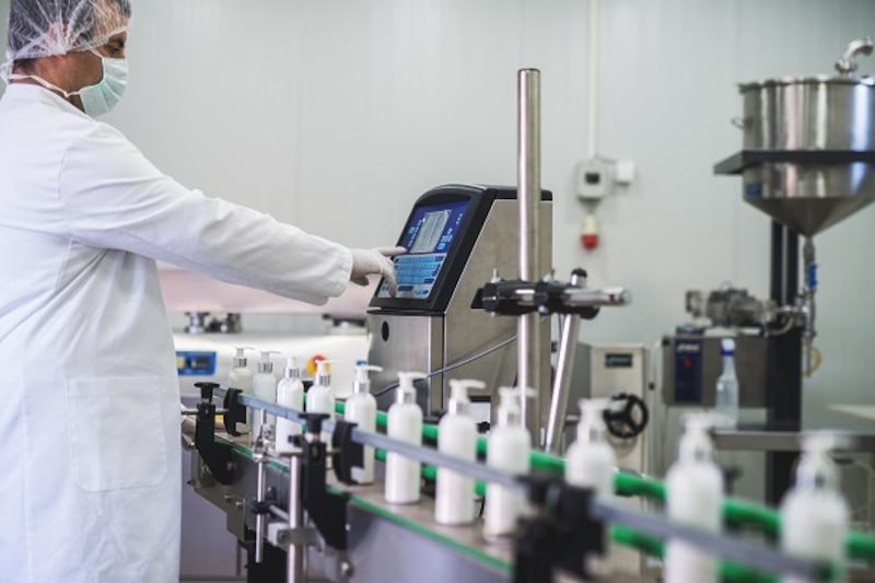 Científico en una fábrica de productos cosméticos