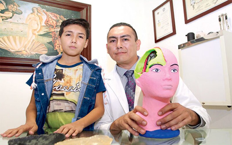 Un niño con una enfermedad rara junto a un médico.