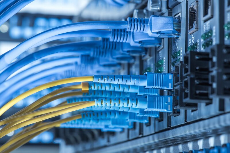 Conexión de cables de red en un servidor