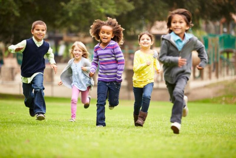 Niños jugando en el parque