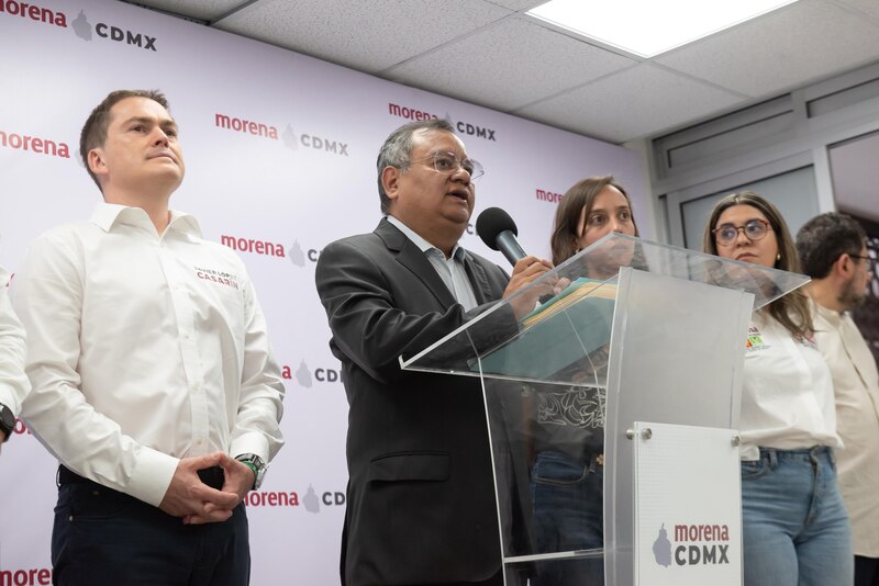 El presidente de Morena en la Ciudad de México, Martí Batres, habla ante los medios de comunicación.