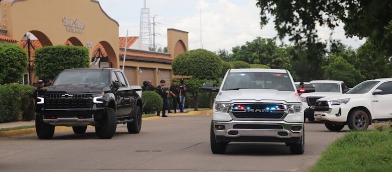 Policías fuertemente armados en una calle