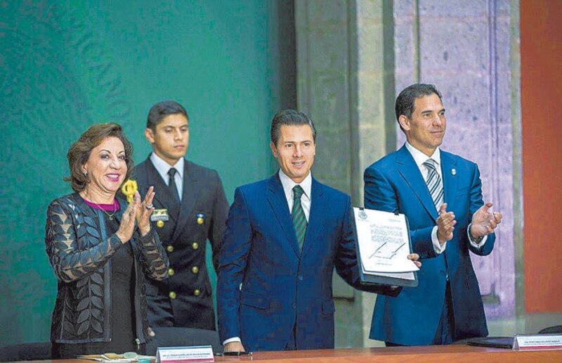 El presidente Enrique Peña Nieto firma el Pacto por México