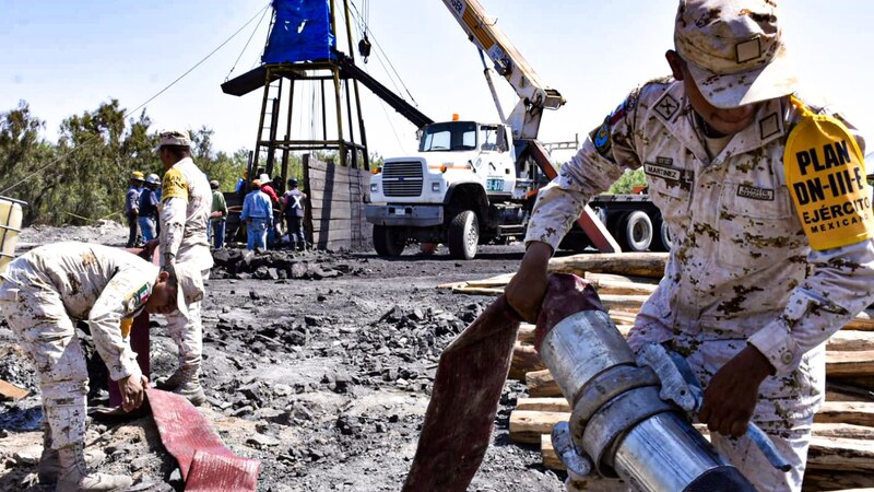 Soldados mexicanos ayudan a sofocar un incendio en una mina de carbón