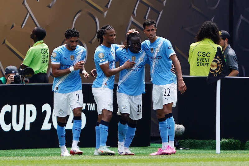 Manchester City se impone al Wydad AC | Mundial de Clubes 2025. Los jugadores del equipo inglés celebran el gol de Jeremy Doku.