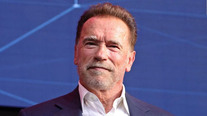 Arnold Schwarzenegger, el actor y exgobernador de California, sonríe.