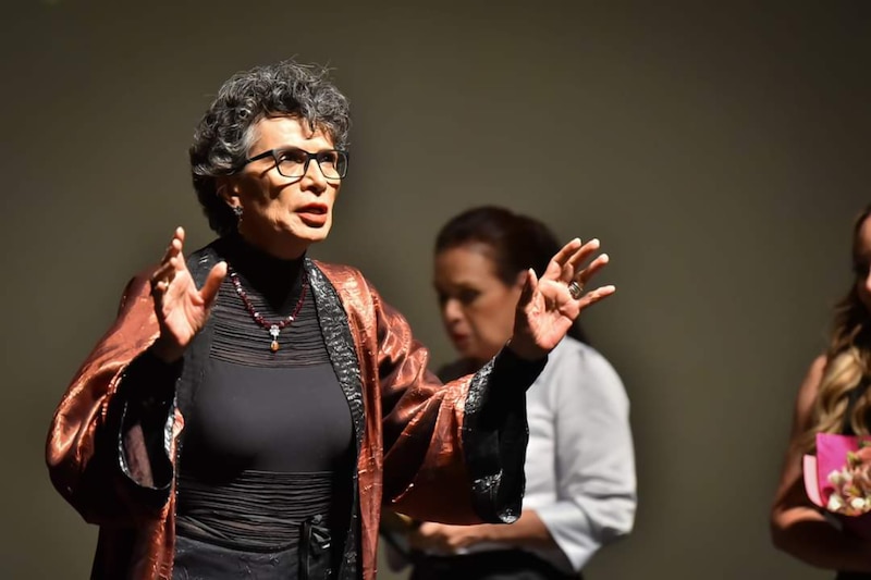 La actriz Lupita Ferrer en una obra de teatro