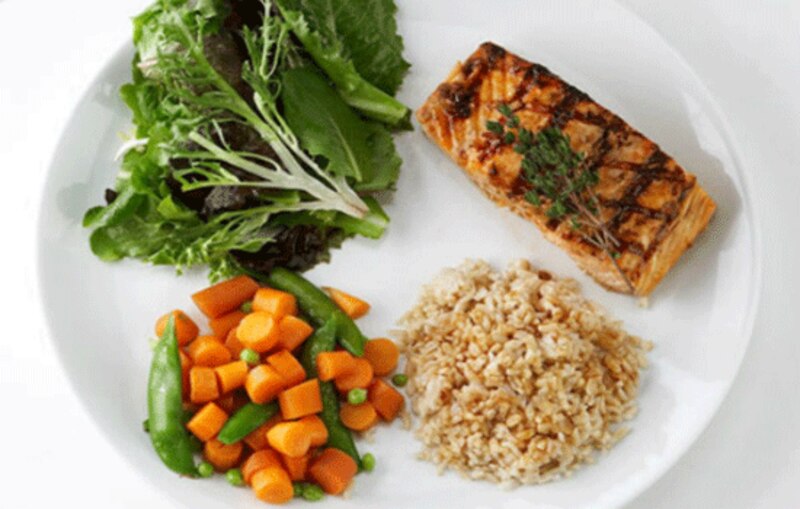 Salmón a la plancha con arroz integral y verduras