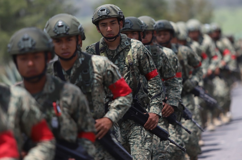 Elementos del Heróico Colegio Militar marchan luego de terminar los ejercicios militares que realizaron este jueves