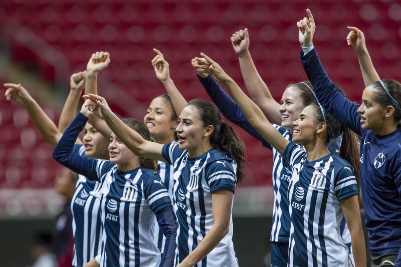 Las jugadoras del Club América Femenil celebran su victoria en el Estadio Azteca.