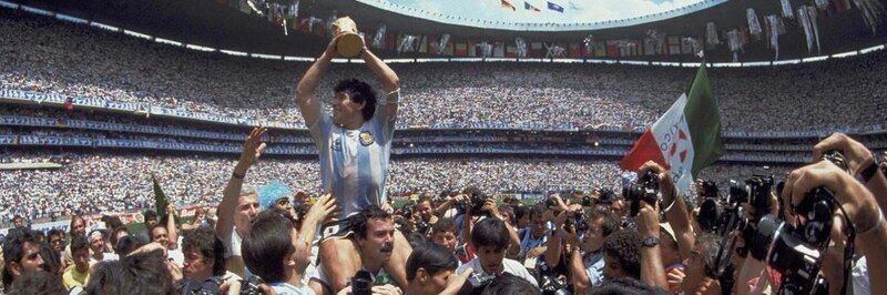 Diego Maradona levantando la copa del mundo