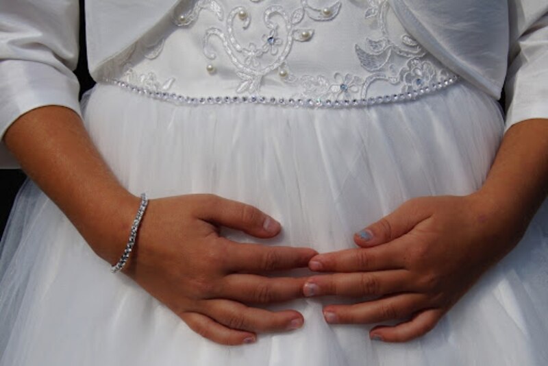 Novia con vestido blanco y brillante