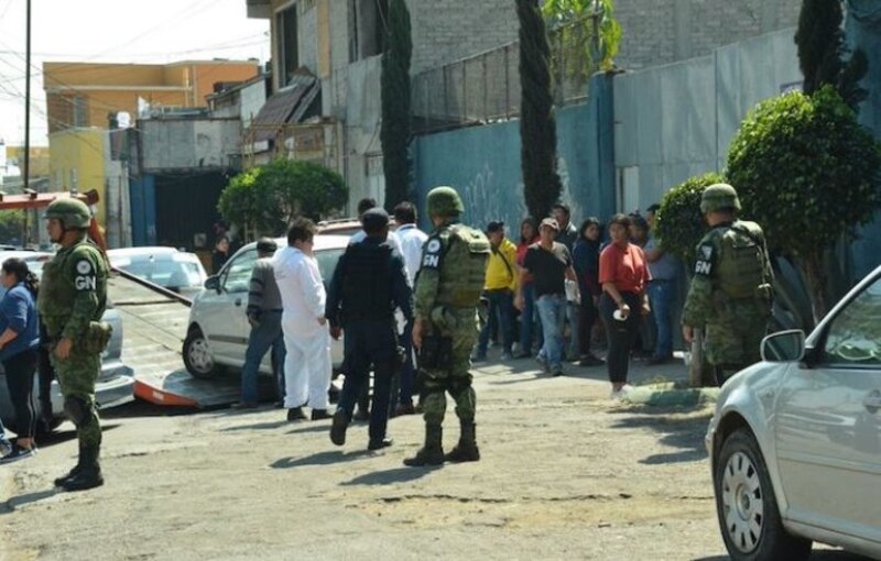 Militares mexicanos resguardan el lugar donde fue hallado un cuerpo sin vida