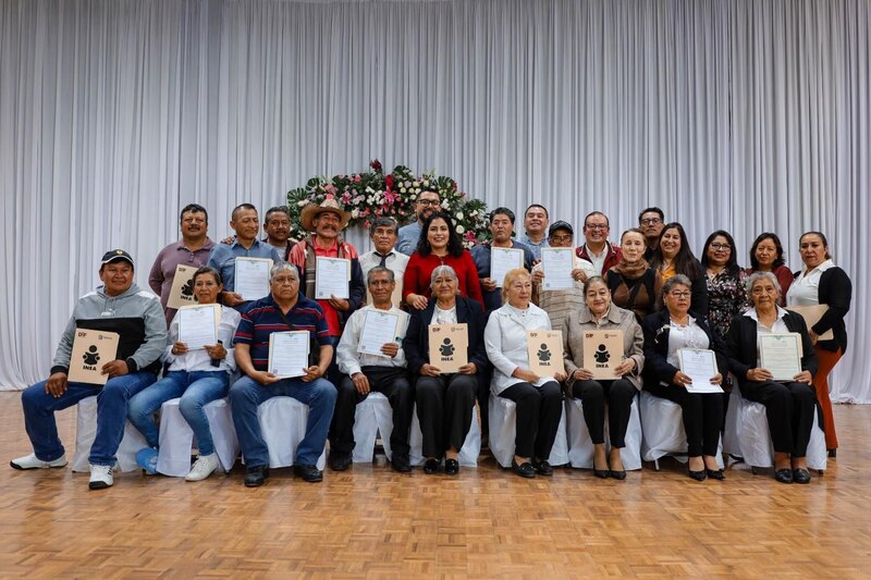 Entrega de certificados a egresados del INEA
