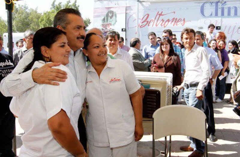 El gobernador con las trabajadoras de la salud