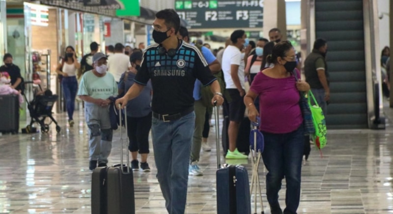 Pasajeros con equipaje en el aeropuerto