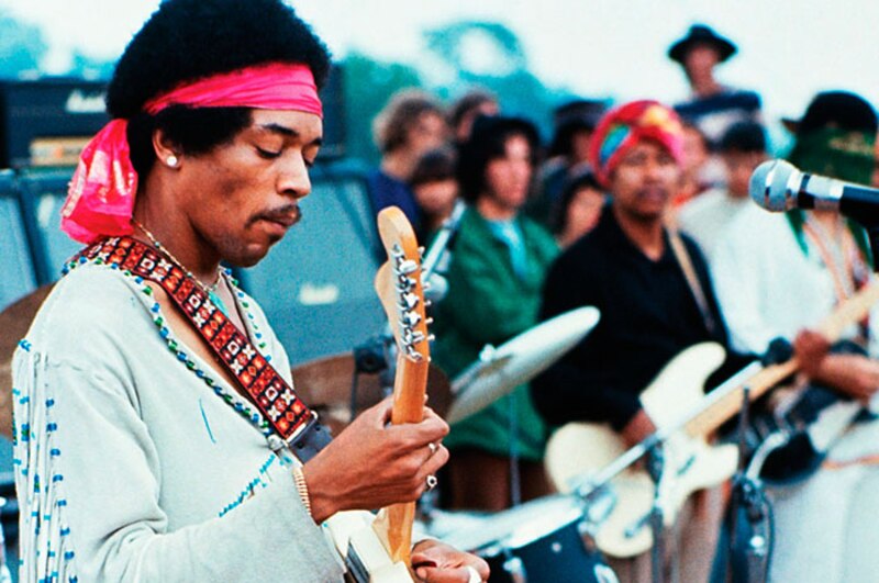 Jimi Hendrix tocando la guitarra en un concierto