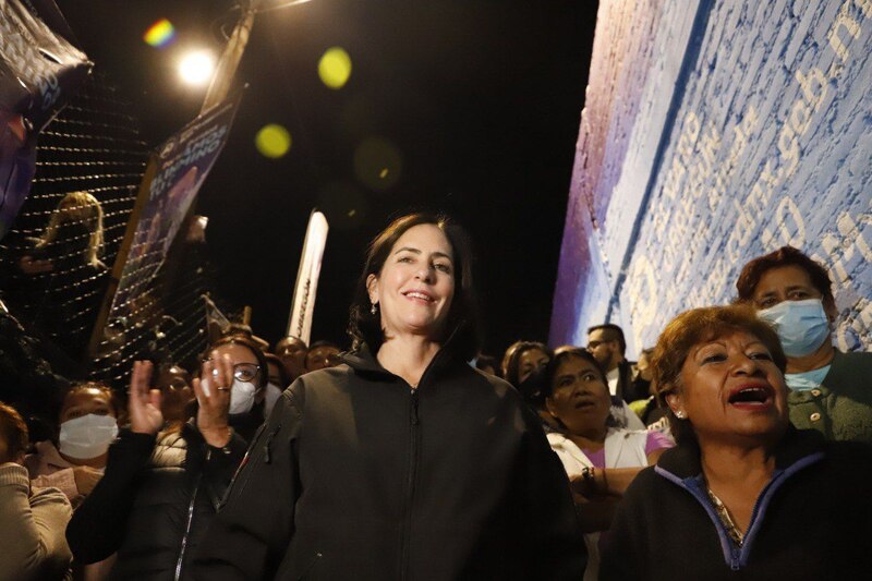 La candidata a la presidencia, María Eugenia Vidal, saluda a sus partidarios durante un acto de campaña.