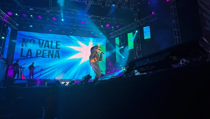 Rauw Alejandro enciende el escenario con su música en concierto
