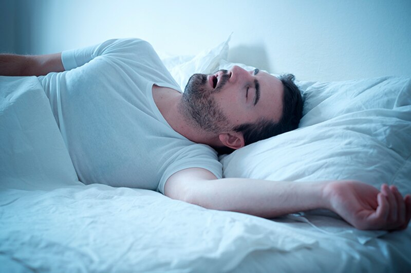 Un hombre ronca mientras duerme