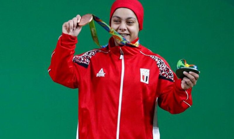 La halterófila egipcia Sara Ahmed gana la medalla de bronce en los Juegos Olímpicos de Río 2016