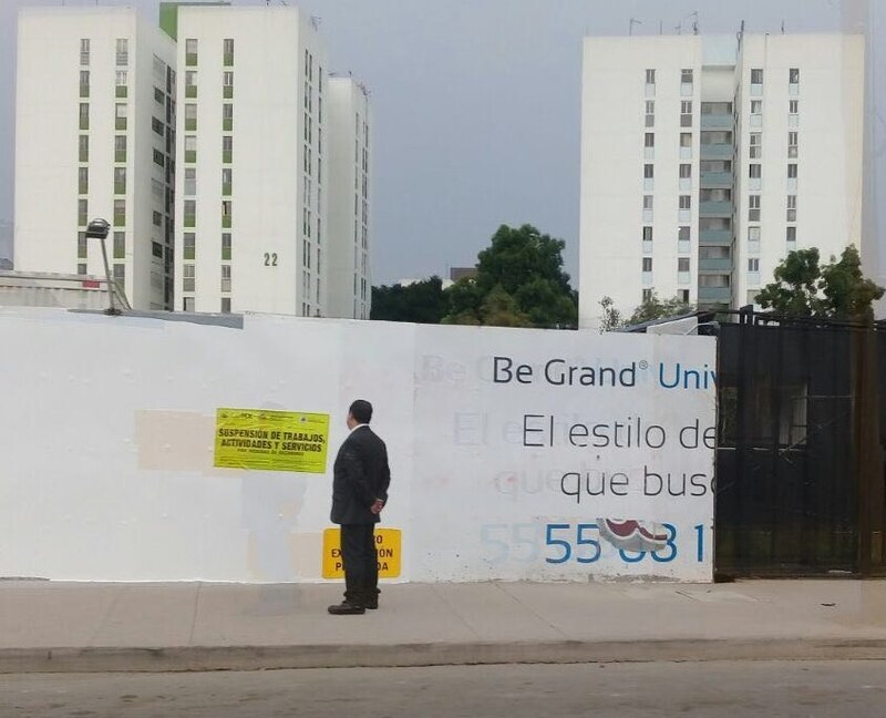 Un hombre mirando un cartel en la calle