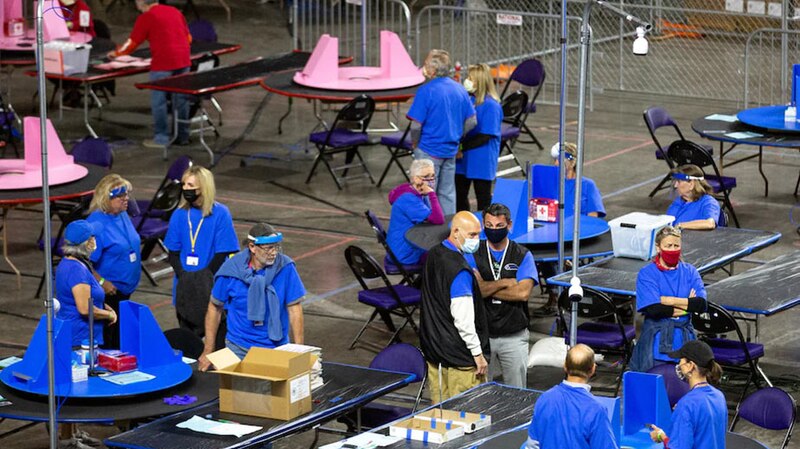 Voluntarios preparan un centro de votación para las elecciones