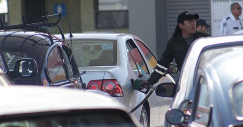 Un hombre carga gasolina en su coche