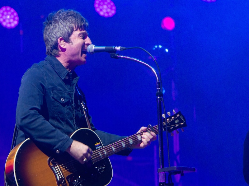 Noel Gallagher cantando en un concierto