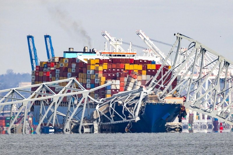 Un barco carguero choca contra un puente