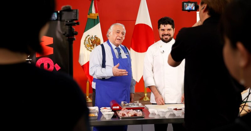 El chef mexicano Enrique Olvera y el chef japonés Yoshihiro Narisawa cocinan juntos en un programa de televisión.